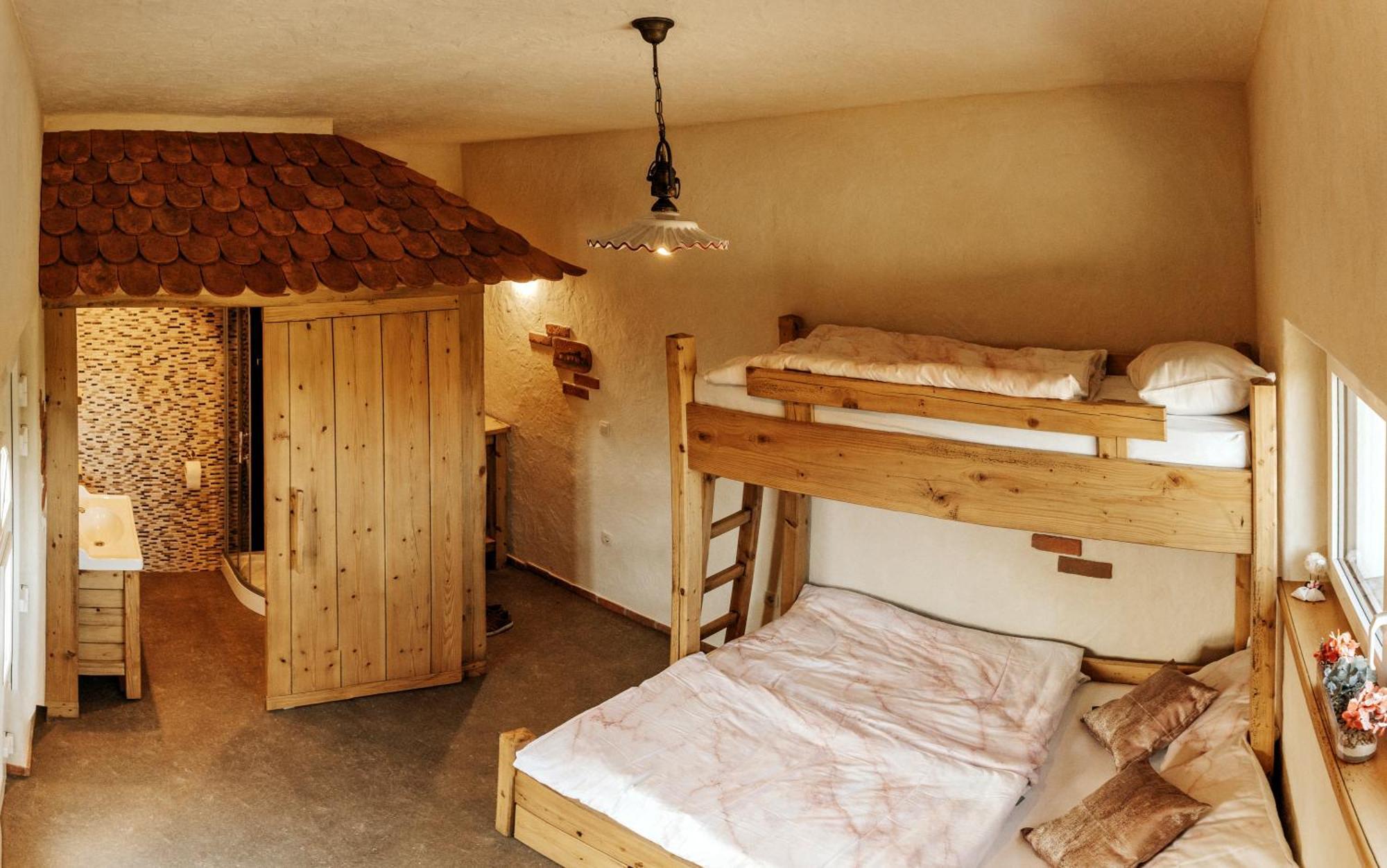 Gostilnica Orle - Sleeping In The Tower Hotel Škofljica Екстериор снимка