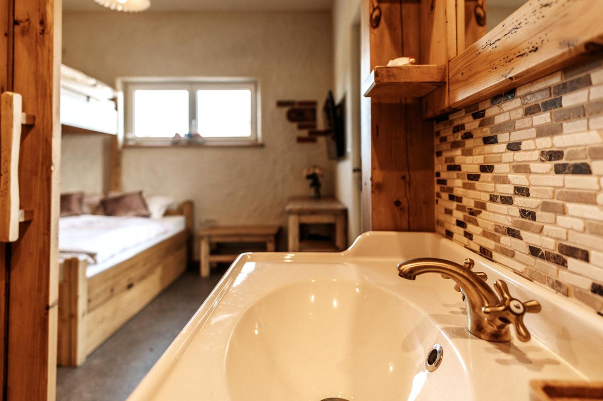 Gostilnica Orle - Sleeping In The Tower Hotel Škofljica Екстериор снимка