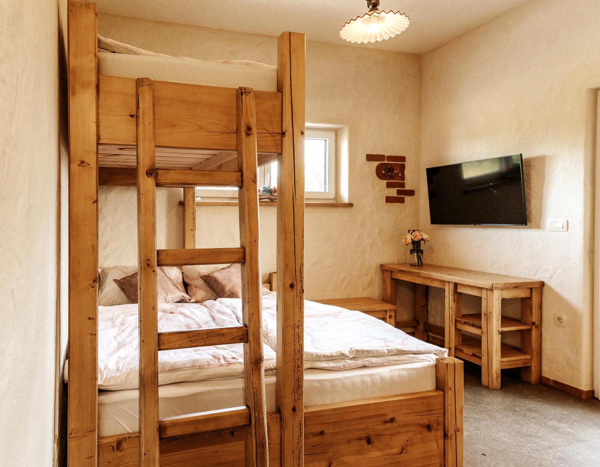 Gostilnica Orle - Sleeping In The Tower Hotel Škofljica Екстериор снимка