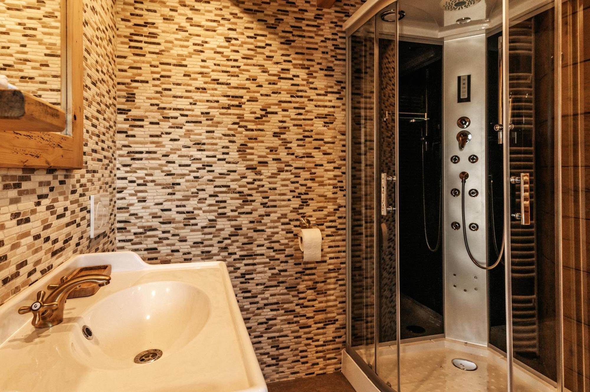 Gostilnica Orle - Sleeping In The Tower Hotel Škofljica Екстериор снимка